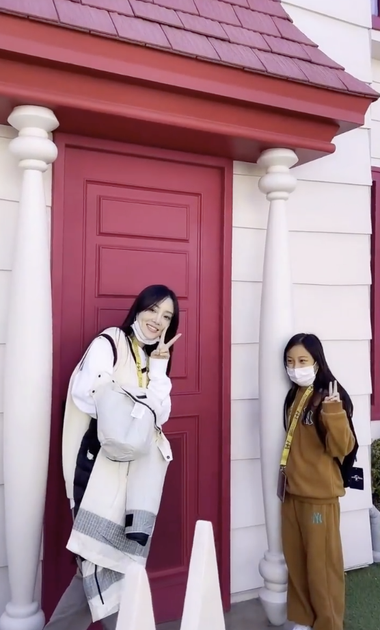 李小璐带女儿打卡环球影城，母女俩同步秀高抬腿，同款发型像姐妹