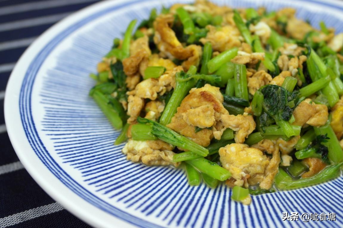 鸡蛋新吃饭，和茼蒿炒一起好吃又润肠，冬天要多吃，做法简单