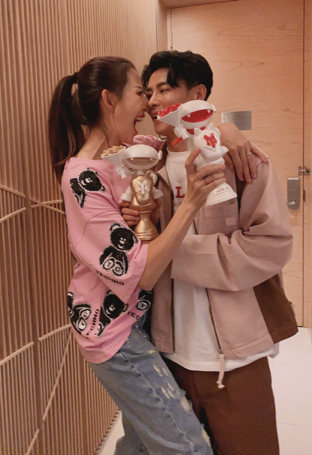 蔡少芬晒照庆祝张晋成团，与老公接吻被公主抱，老夫老妻依然甜