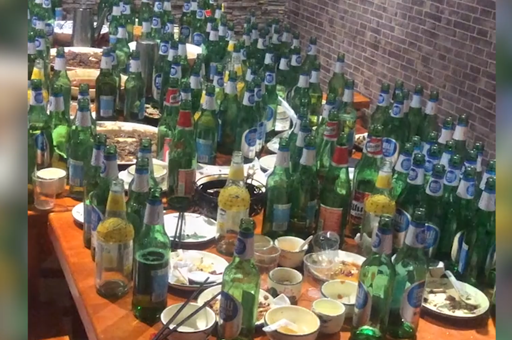 据网友爆料,一名饭店老板在夜间打扫包厢时,发现满满一桌子的空酒瓶