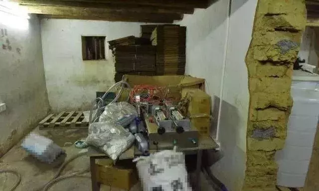 别贪便宜！特大制售假机油窝点被端，真假机油傻傻分不清楚