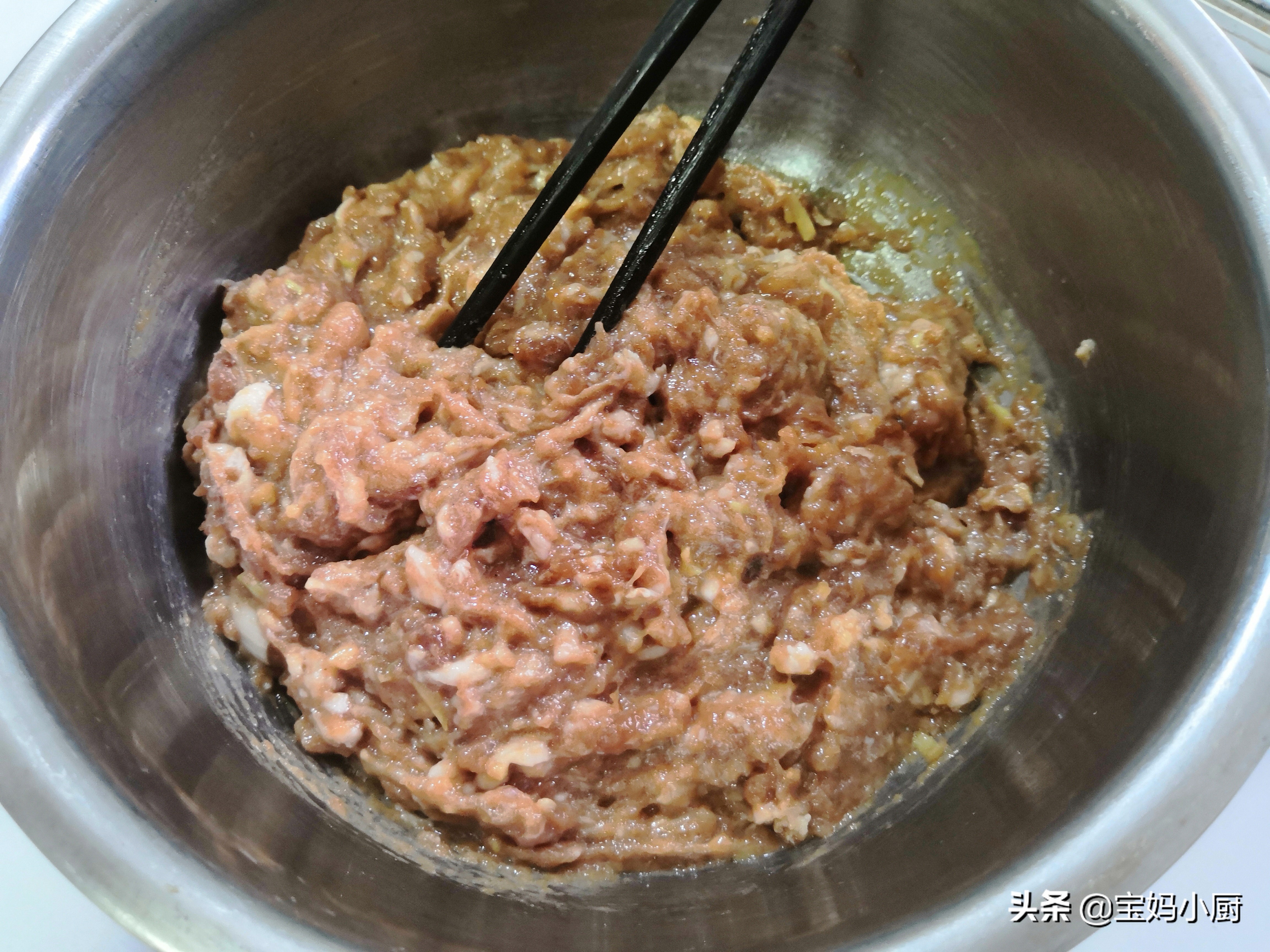 蒸饺皮硬，是你和面的水没用对，照着做，软乎乎，放一天都不硬