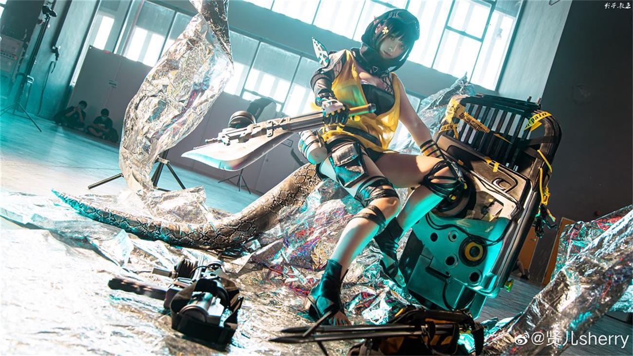 cosplay丨明日方舟-森蚺(@贤儿sherry):这蛇妖真是太大了,我是指尾巴