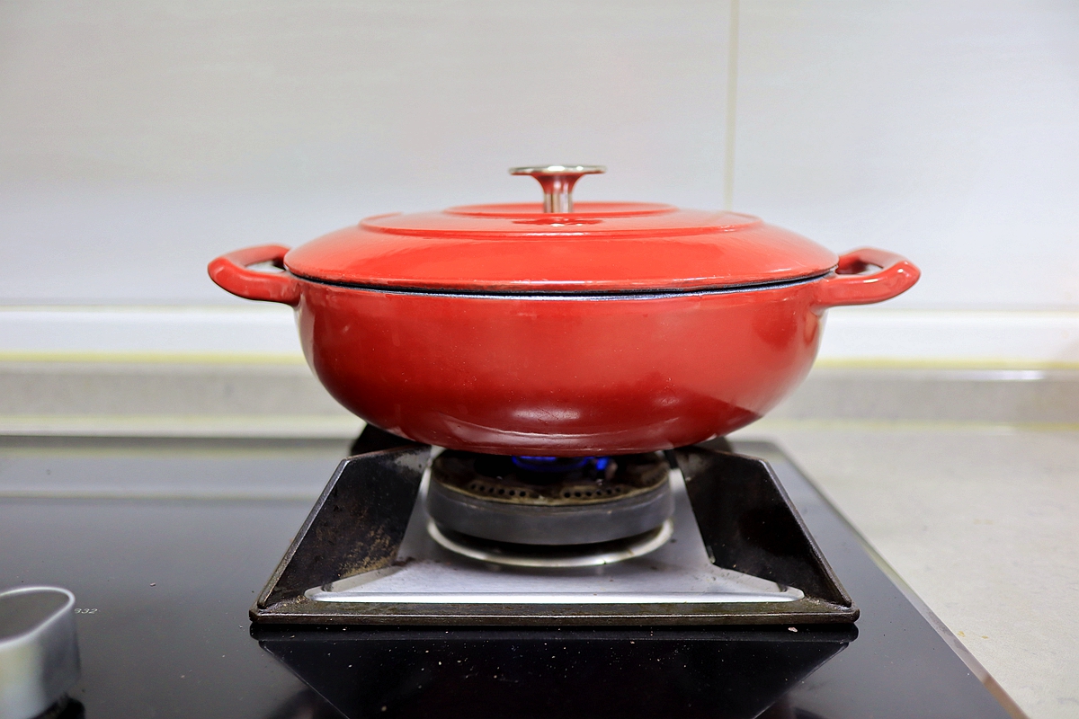 红烧牛肉别老用土豆，三伏天解馋要放它，1元1斤水灵灵不上火