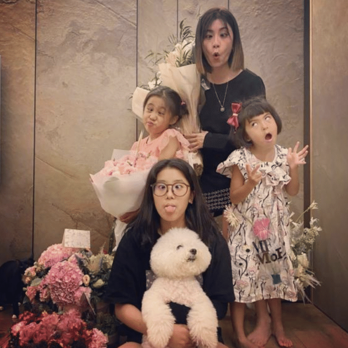 咘咘凌晨五点多起床做功课，戴着眼镜超专注，贾静雯却反而不适应