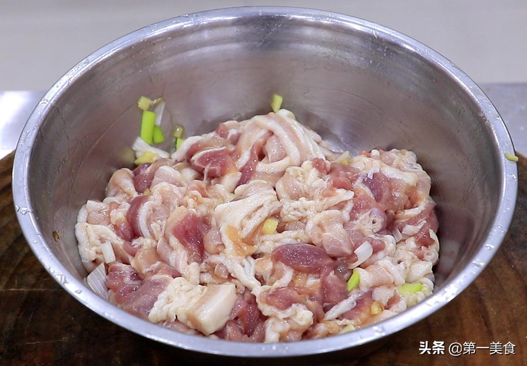 孜然肉片怎么做好吃还嫩（孜然猪肉片的东北做法窍门）