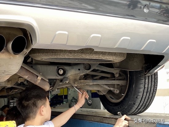 轮胎作业</p><p>　　北欧旗舰SUV-XC90更换固特异轮胎小记 御乘系列不止静音