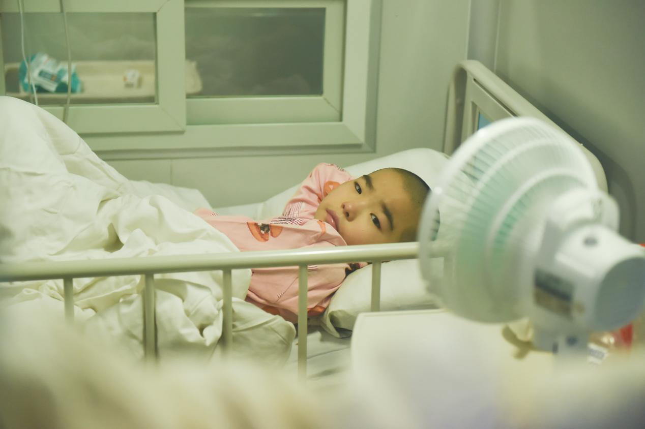 怕妹妹心疼，11岁哥哥为10岁妹妹捐骨髓忍住不哭