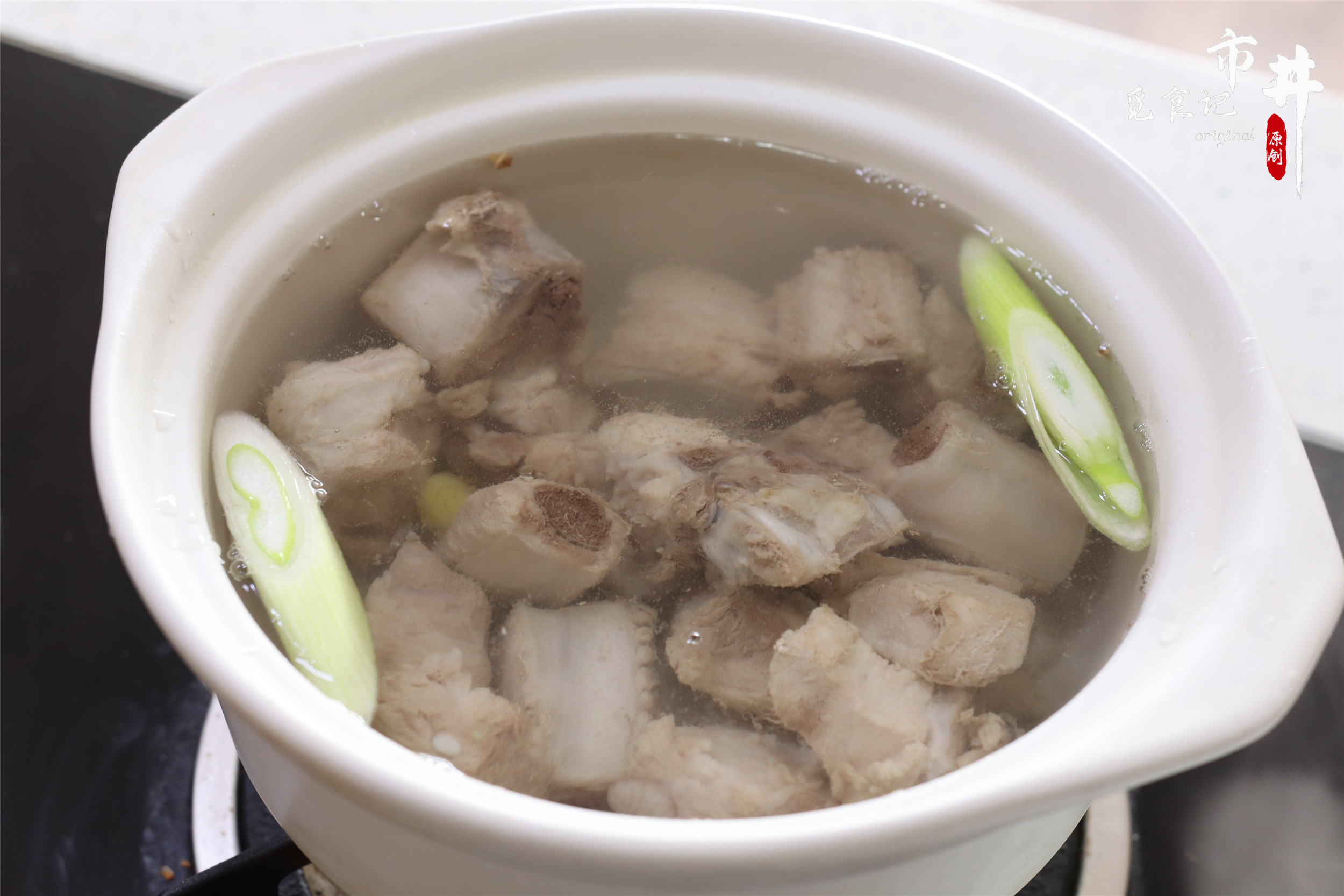 炖排骨，有人直接炖，有人先焯水，都不对，用“3步法”汤鲜肉香