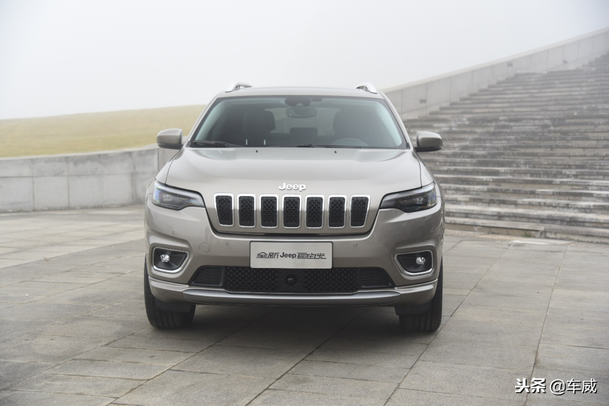 试驾新款Jeep自由光，彻底回归家庭定位，动力表现超出预期