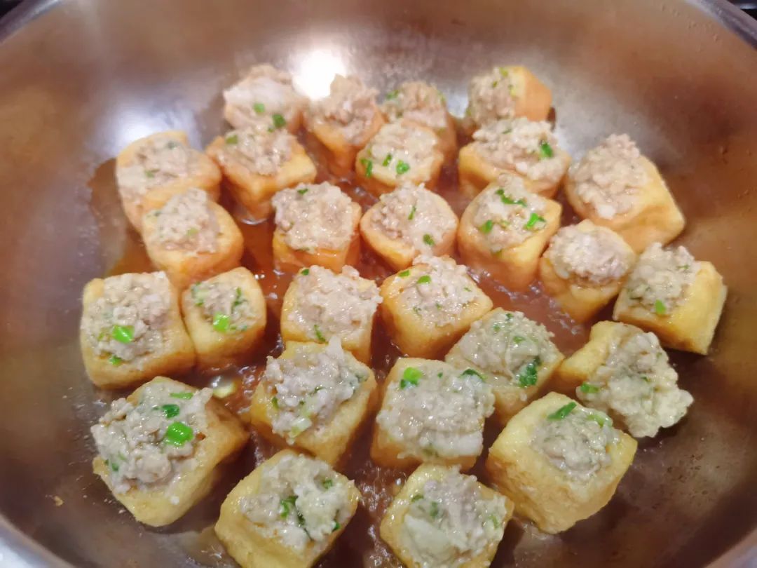 超下饭的油豆腐塞肉，一口一个很过瘾，肉香和豆香结合在一起