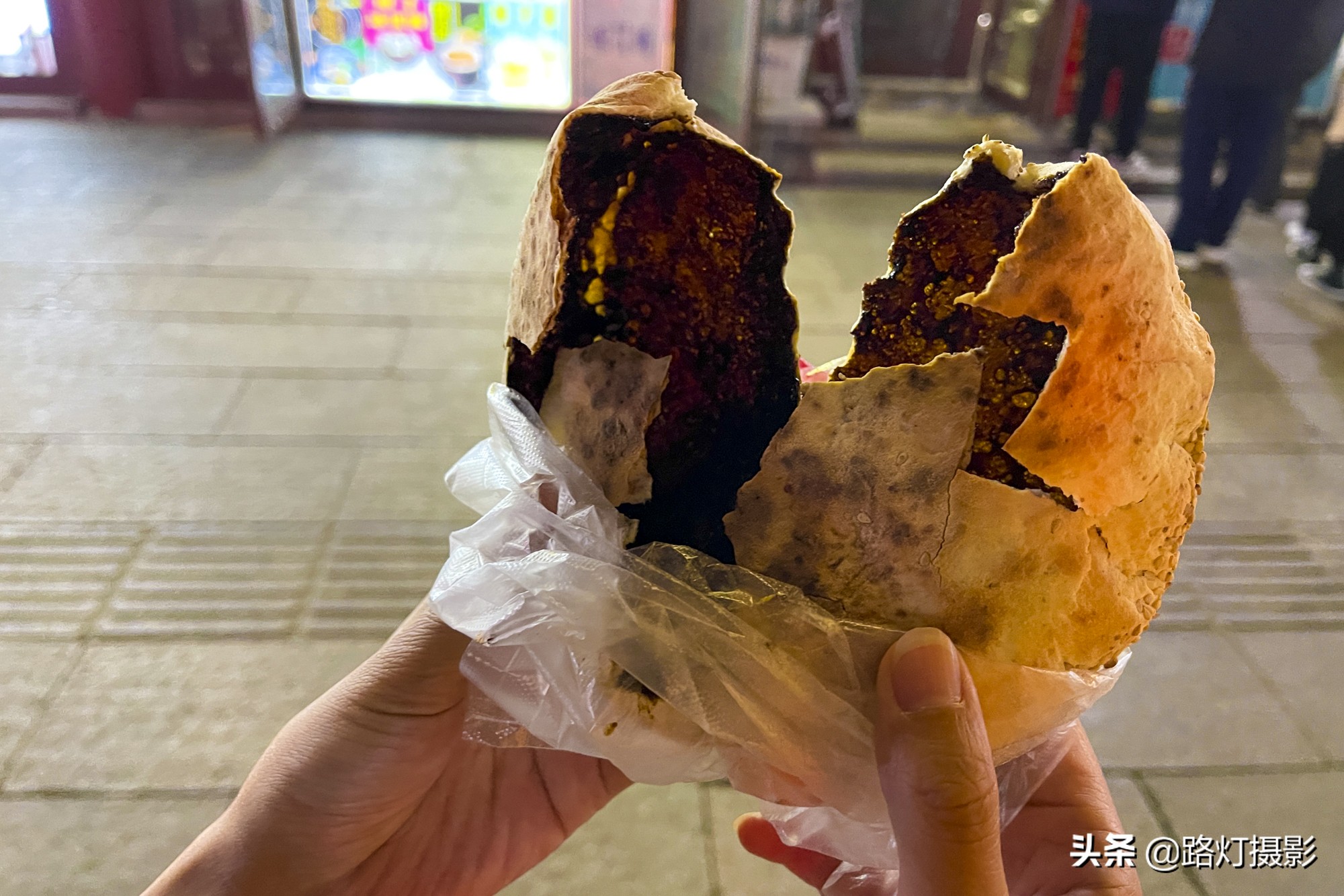 火遍襄阳的网红美食，小两口靠卖饼月入10万，什么饼卖得这么火？