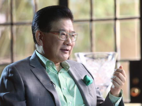 上海主持曹可凡,与妻子结婚23年恩爱如初,儿子成功减掉15斤