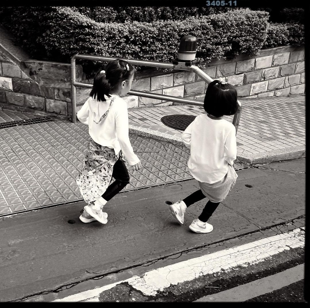 修杰楷骗俩女儿爬上山顶，咘咘波妞说了近200次“好累”却仍坚持