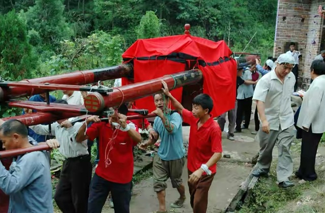 下葬后的遗体又被人刨坟抢走这是为什么网友别太无情了