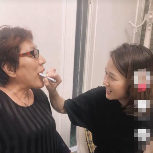 乔任梁妈妈失去儿子还被网络霸凌，网友攻击她长相，她仍笑对恶语