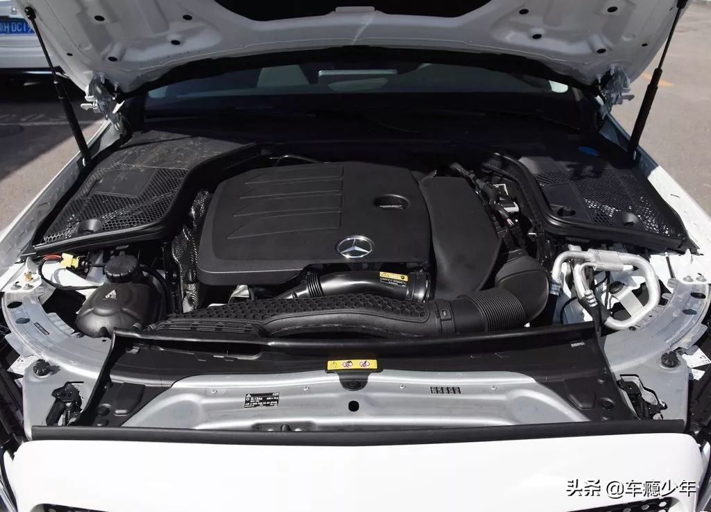 30.78万起！新款奔驰C 200 L上市，这回宝马3系全面胜出？