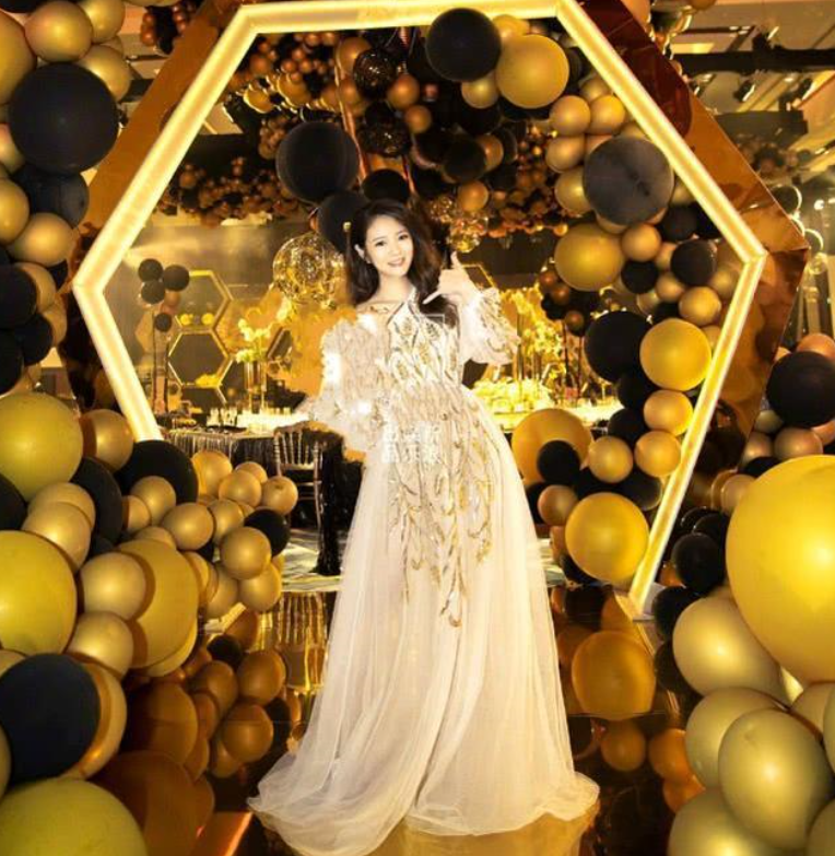 安以轩素颜出街背28万名牌包，二胎孕肚大如箩，富商老公抱儿陪同