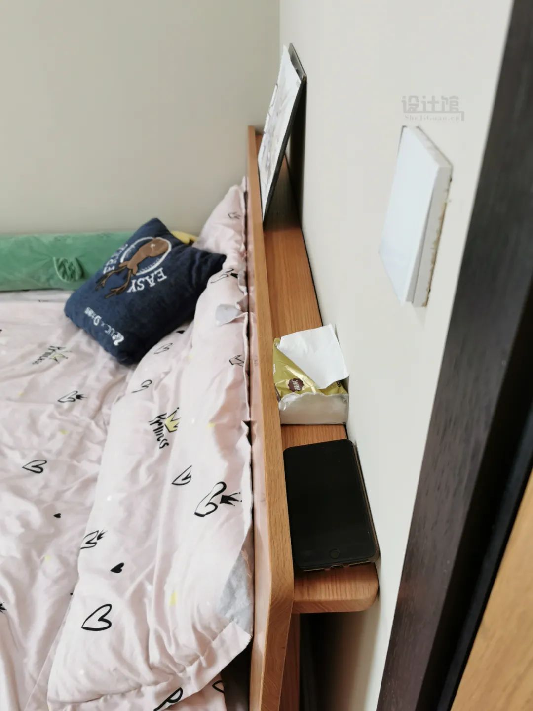 床头柜尺寸是多大？卧室摆不下床头柜怎么办？不要床头柜可以吗？
