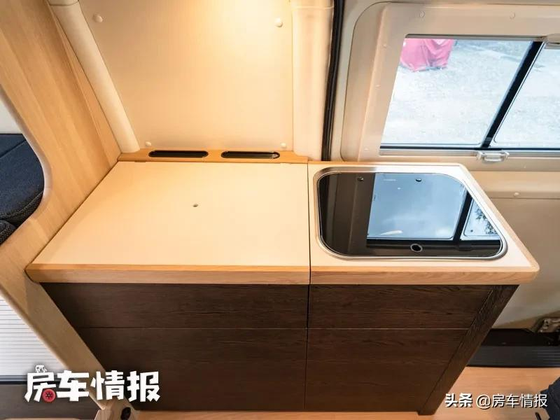 新款丰田海狮房车，7座设计适合接娃买菜，假日旅行还能洗漱做饭