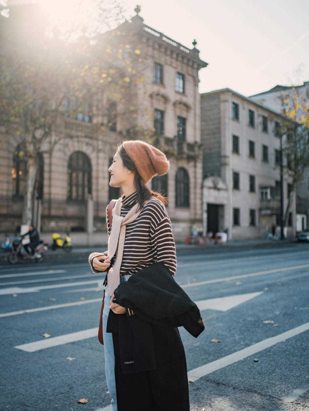 小个子女生，尽量穿大衣配短靴，2021年流行这几款，气质非凡