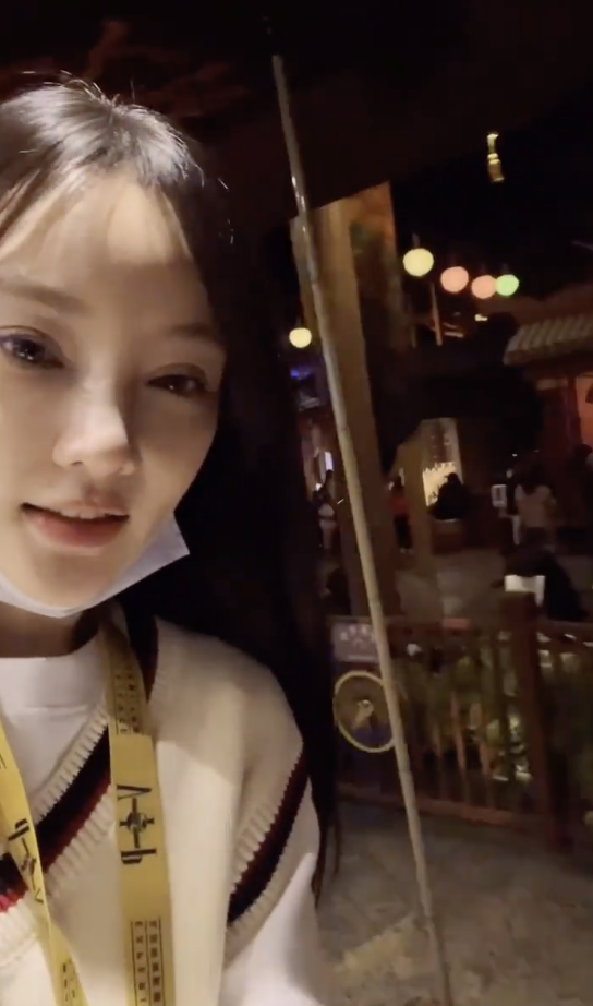 李小璐带女儿打卡环球影城，母女俩同步秀高抬腿，同款发型像姐妹