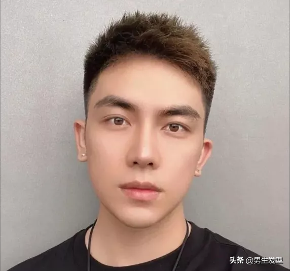 高质量男生必剪的三款发型,潮流干净,帅气不油腻