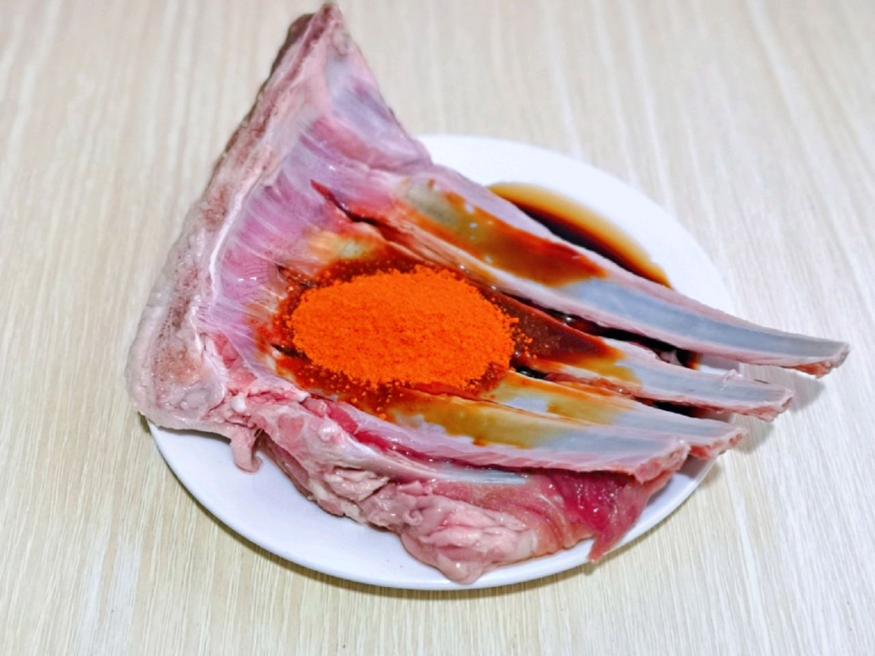 家里有烤箱就能做，奥尔良烤羊排太像样，羊排烤的滋滋冒油真香