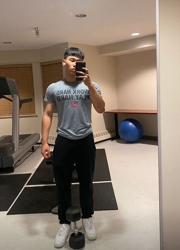 陈坤儿子为他庆生，首晒机场照大变样，19岁个子比爸矮模样成熟