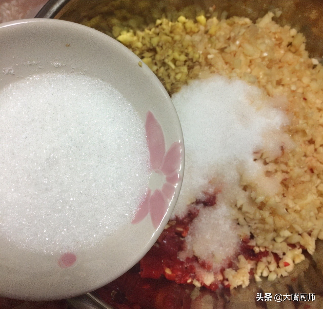 贵州大娘教你做辣椒酱，别只会放盐，多放2样味道香，放1年不长毛