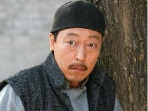 近两年比较火的是在《正阳门下》中饰演"九门提督"前清贵族遗老关大爷