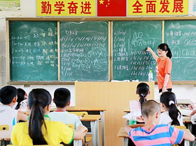 中小学英语踢出主科行列呼声变高，是否真的实现？官方回应来了