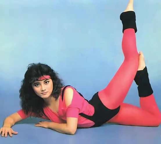 1997年，被拳王周比利一脚踢进医院的女星杨丽菁，如今怎样了？