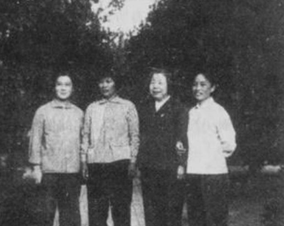 1976年周恩来逝世，邓颖超亲自给河南一工人发急电：不要来北京