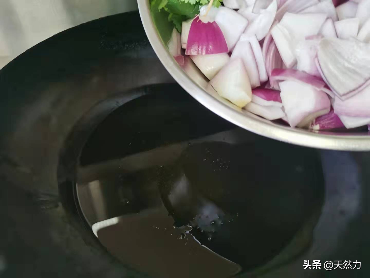 饭店的洋葱拌木耳是怎么做出来的，告诉你步骤和技巧，收藏好哦