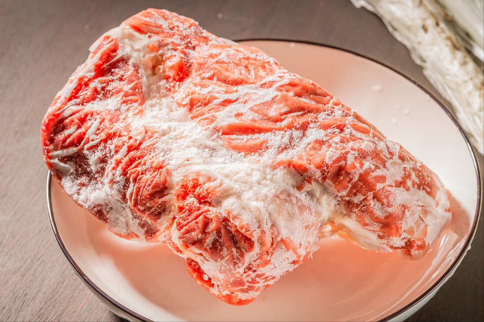 别再用热水解冻肉了，老师傅教你2招，10分钟解冻，肉质很新鲜