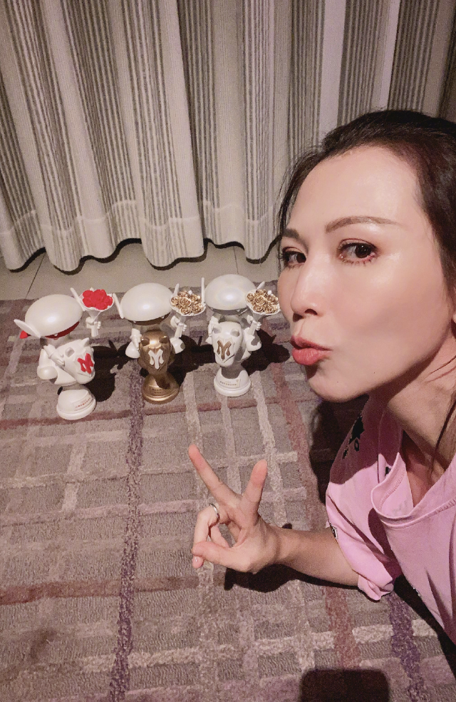 蔡少芬晒照庆祝张晋成团，与老公接吻被公主抱，老夫老妻依然甜