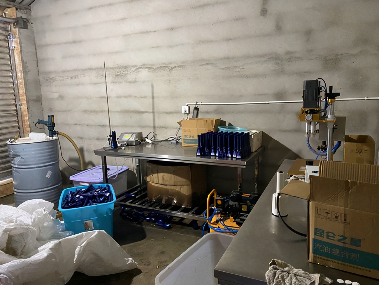 用白油灌装生产汽油复合剂 绵竹市场监管局查获一制假窝点
