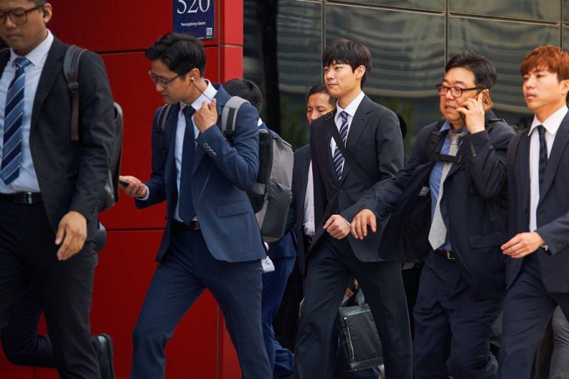 《钱力游戏》—演技堪比小李子，韩国版的华尔街之狼