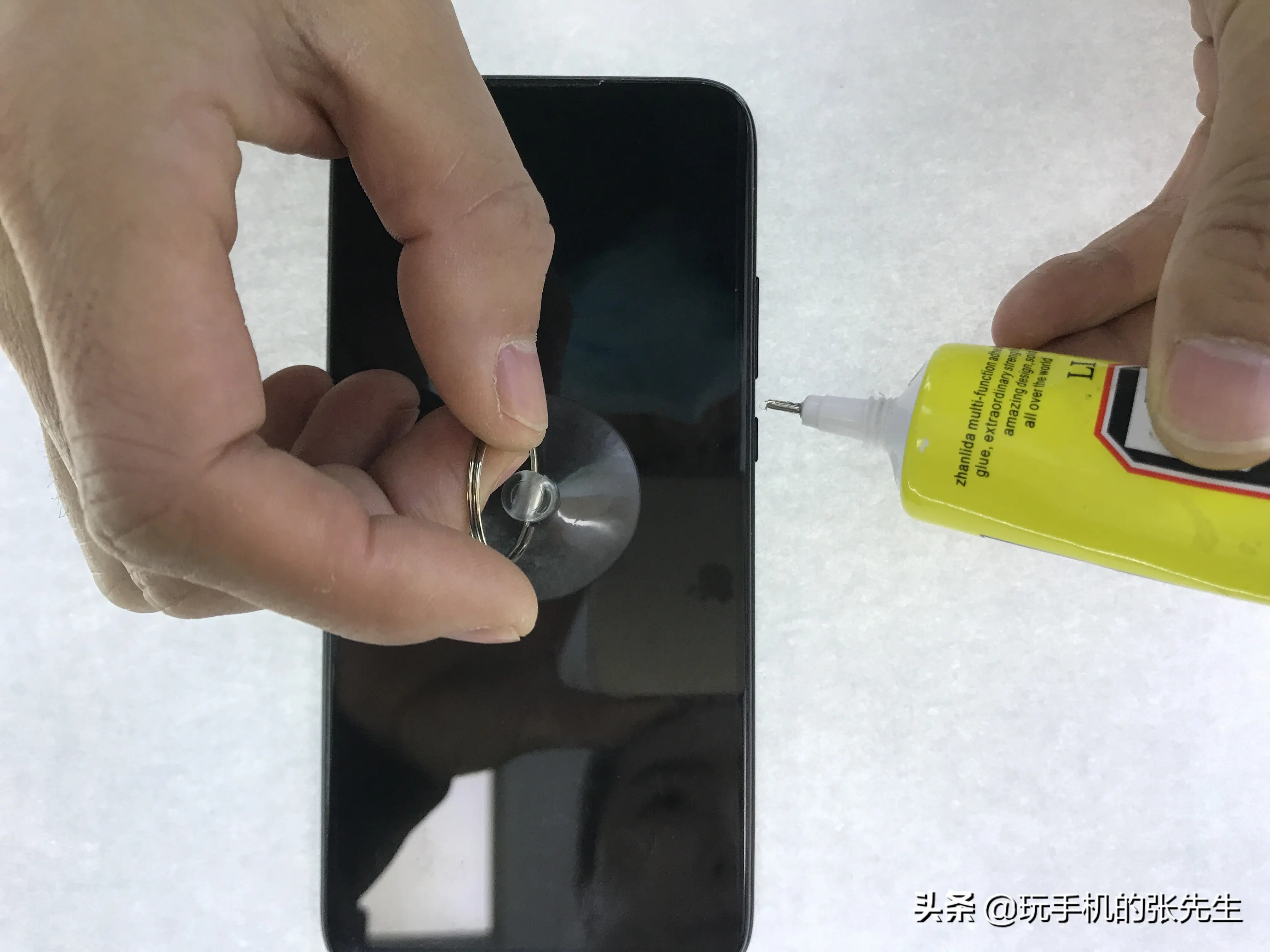 手机屏脱胶了怎么粘？很简单！只需这样操作