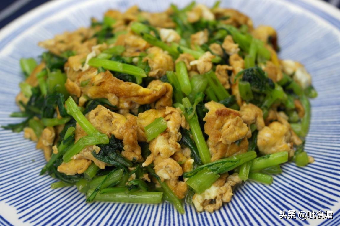 鸡蛋新吃饭，和茼蒿炒一起好吃又润肠，冬天要多吃，做法简单