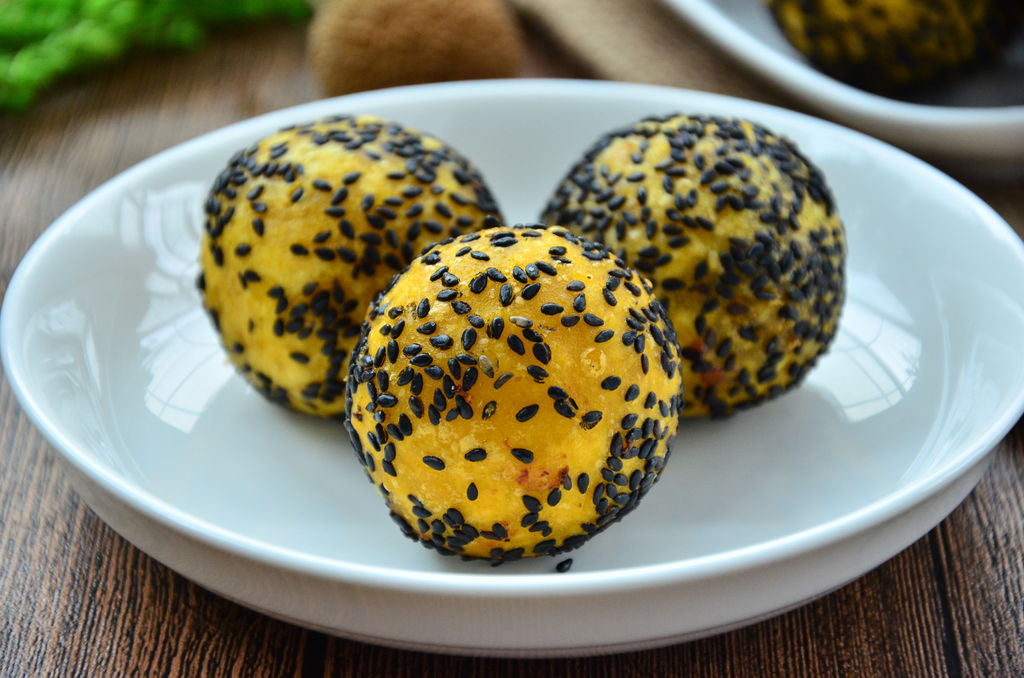 孩子很喜欢吃的南瓜芝麻球，外酥里糯的，大人孩子都喜欢