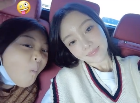 李小璐带女儿打卡环球影城，母女俩同步秀高抬腿，同款发型像姐妹