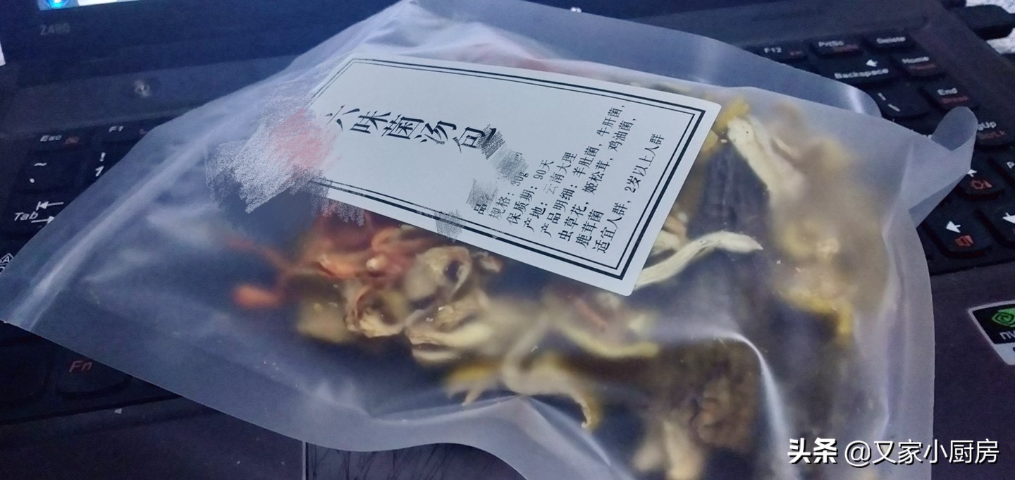 一款特适合秋冬季给家人食补的鸭架汤，补肺润燥、健脾养胃又不腻