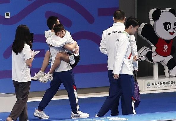 全红婵又长高了！与何教练同框，1年从下巴蹿到脸颊，还在发育