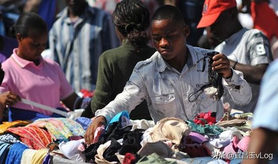中国人无偿捐的旧衣服，运往非洲后成什么样了？看完你确定还捐吗