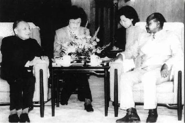 2000年中国代表团访问<a href=https://m.kgongcn.com target=_blank class=infotextkey>乌干达</a>，穆塞韦尼问：有《邓选》英文版吗？