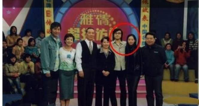 汪峰前妻康作如近照曝光，身材娇小穿衣却老套，二女儿原来长这样