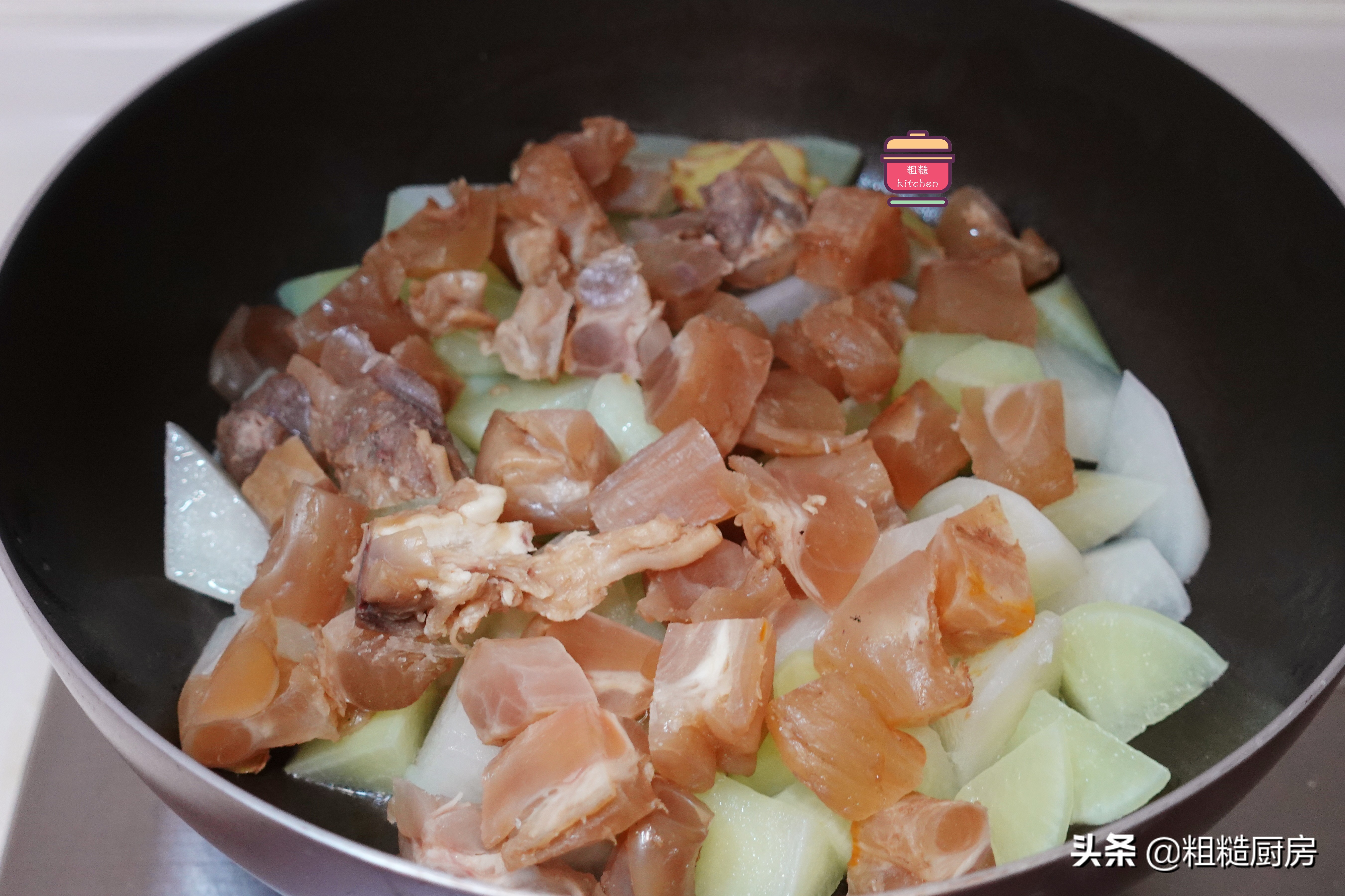 买牛肉时，60岁阿姨专挑牛筋买，胶质丰富营养高，难怪看着不显老