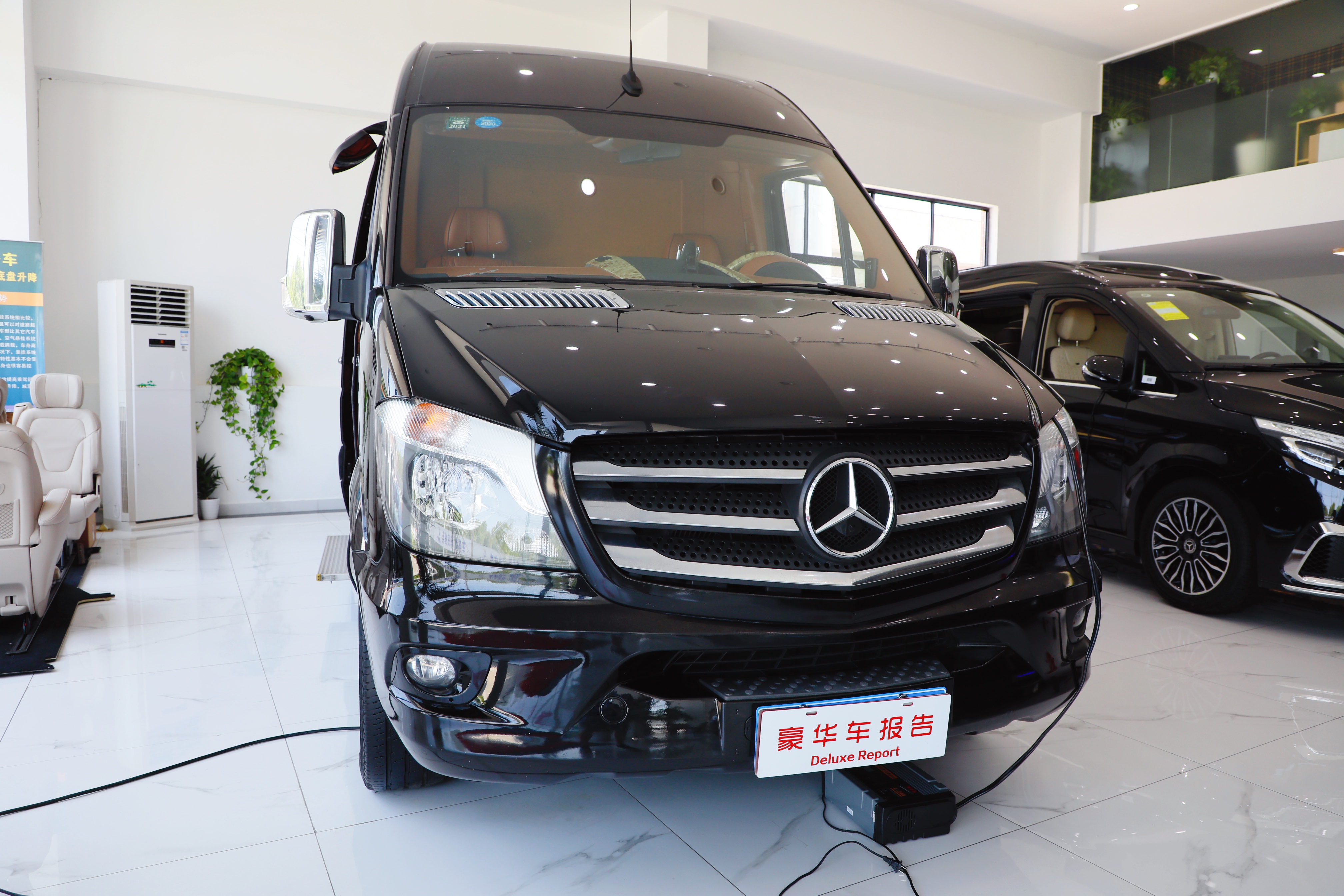 实拍5.9米长的丰田保姆车！配4个埃尔法航空座椅，MPV头号霸主？